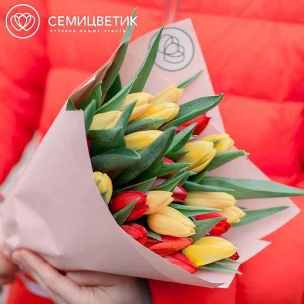 Букет из 25 желтых и красных тюльпанов 40 см