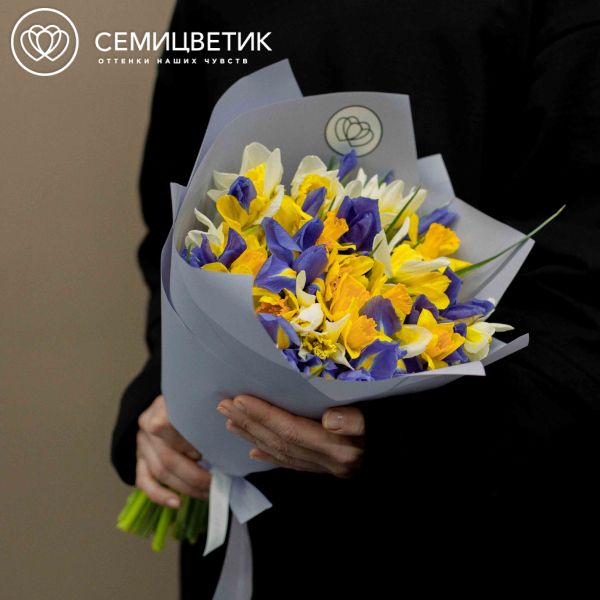 Букет из 30 нарциссов и 13 ирисов