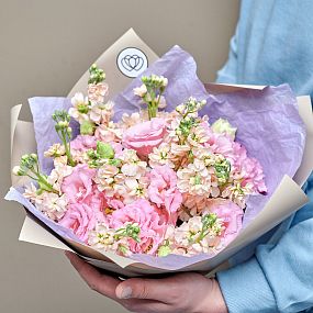 Букет из 12 кремовых махровых маттиол и 9 розововых лизиантусов