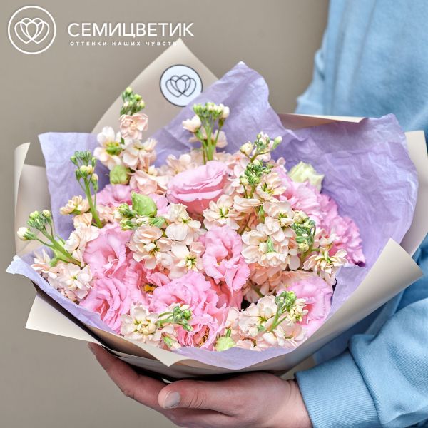 Букет из 12 кремовых махровых маттиол и 9 розововых лизиантусов