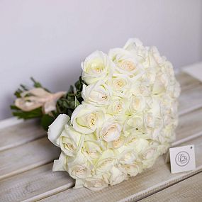 Букет из 51 белой пионовидной розы White O'Hara 40 см