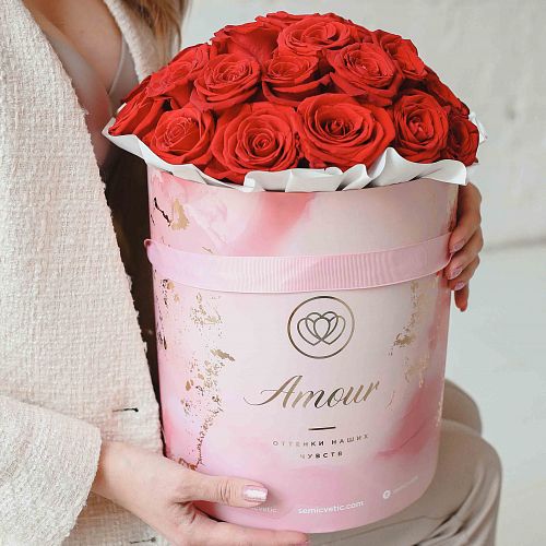 Букет в розовой шляпной коробке Amour из 33 красных роз (Эквадор) Freedom