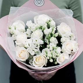 Букет из 10 белых роз Vendela 50 см (Эквадор) и 7 белых лизиантусов в розовой пленке