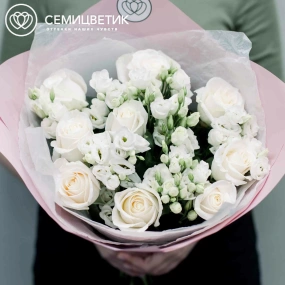 Букет из 10 белых роз Vendela 50 см (Эквадор) и 7 белых лизиантусов в розовой пленке