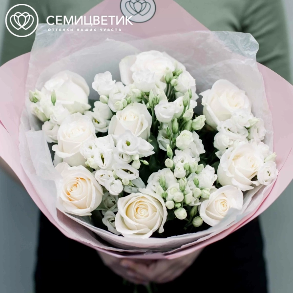 Букет из 10 белых роз Vendela 50 см (Эквадор) и 7 белых лизиантусов в розовой пленке