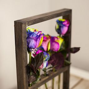 Деревянная рамка с радужными розами