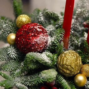 Новогодняя композиция с красными цветами