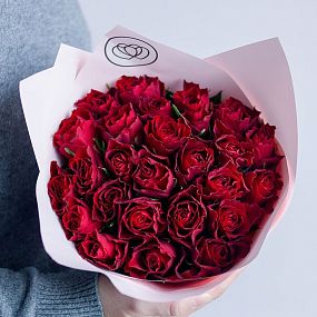 Монобукет  из 25 красных роз 40 см (Кения) в розовой пленке