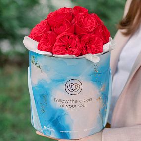 Букет в голубой шляпной коробке Amour Mini из 19 красных пионовидных роз Red Piano