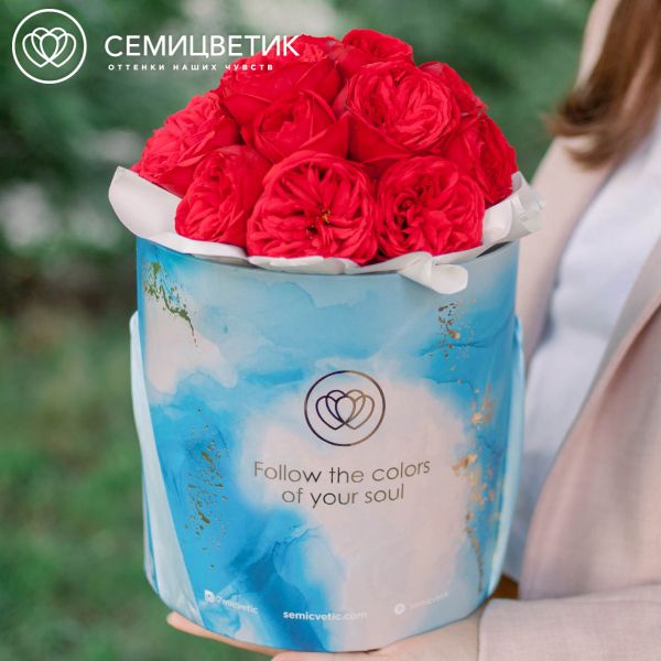 Букет в голубой шляпной коробке Amour Mini из 19 красных пионовидных роз Red Piano