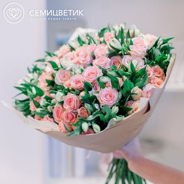 Букет из 20 белых альстромерий и 31 розовой кустовой розы