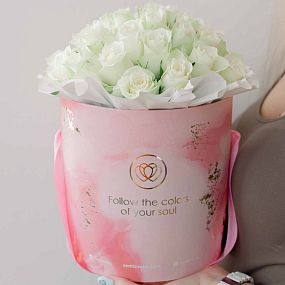 Большой букет  в розовой шляпной коробке Amour Mini из 31 белой розы (Кения)