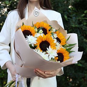 Букет из подсолнухов, альстромерии и кустовой хризантемы
