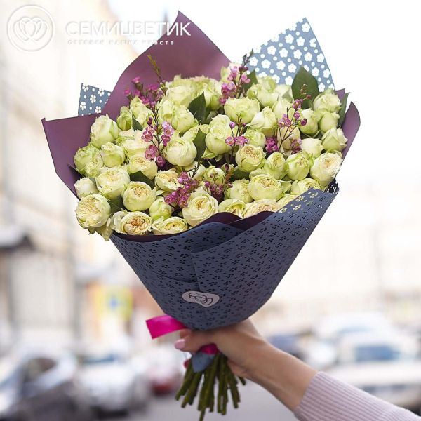 Букет из 25 бело-фисташковых кустовых пионовидных роз Blanchette 40 см с зеленью