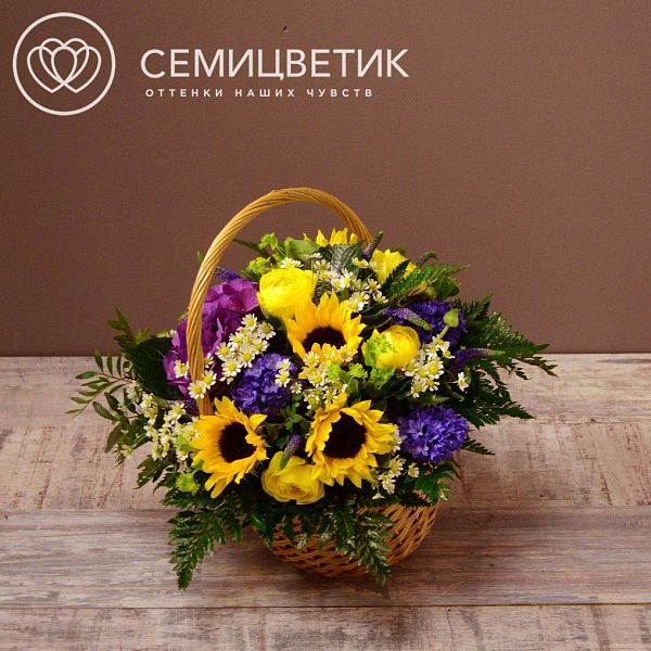 Композиция из подсолнуха, гортензии, гиацинтов, матрикарии и ранункулюса в корзине