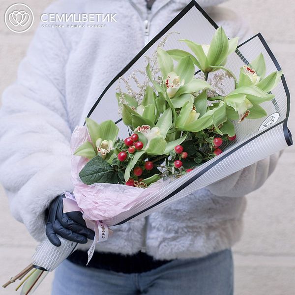 Букет из орхидеи зеленой, астильбы и гиперикума в бордовой пленке