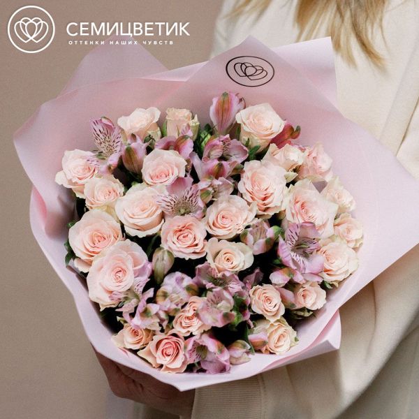 Букет из 25 нежно-розовых роз 40 см (Кения) и 7 альстромерий в розовых тонах в розовой пленке