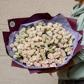 Букет из 51 кремовой кустовой розы 40 см (Кения) в розовой пленке