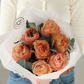 Букет из 7 пионовидных персиковых роз Princess Crown (Эквадор) 50 см с эвкалиптом
