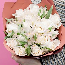 Букет из 15 белых роз Vendela 50 см (Эквадор) и 10 розовых альстромерий