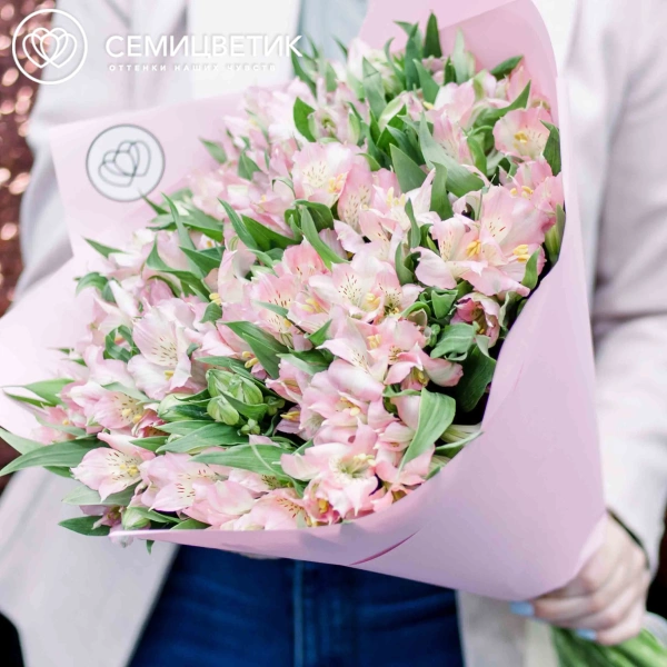 Букет из 23 альстромерий в розовых тонах в розовой пленке