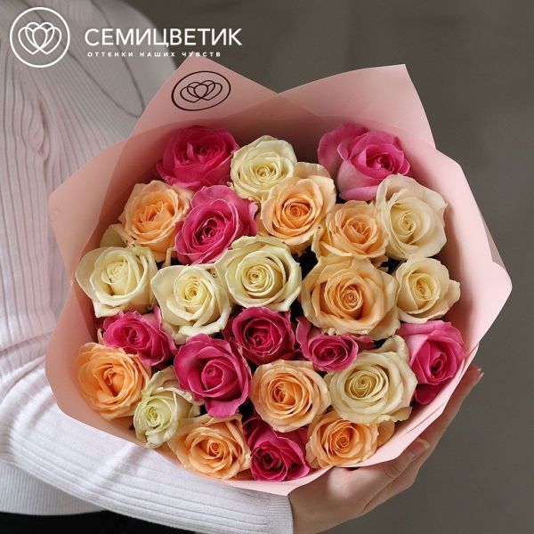 Букет из 25 роз 50 см нежный микс (Россия) в розовой пленке