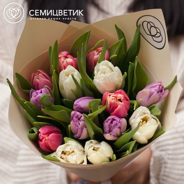 Букет из 15 пионовидных тюльпанов нежный микс в кремовой пленке