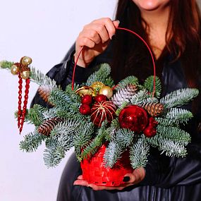 Новогодняя композиция с яблоками в маленькой корзине