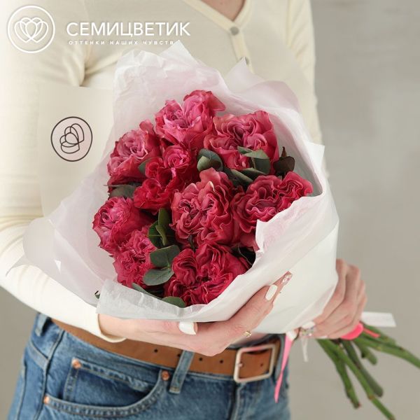 Букет из 9 пионовидных малиновых роз Country Blues (Эквадор) 50 см с эвкалиптом