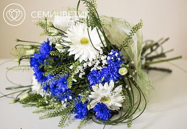 Букет из гербер, гипсофилы и синей хризантемы в натуральной упаковке