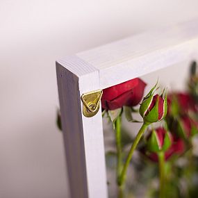 Деревянная рамка с красной пионовидной розой Red Piano и эвкалиптом