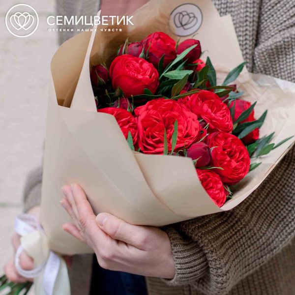 Букет из 9 красных кустовых пионовидных роз Red Piano 40 см с фисташкой