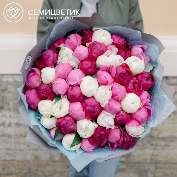 Букет из 51 пиона микс Standart Plus в голубой пленке
