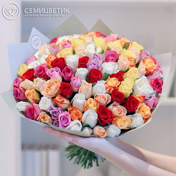 Букет из 101 розы 40 см микс (Кения) в голубой пленке
