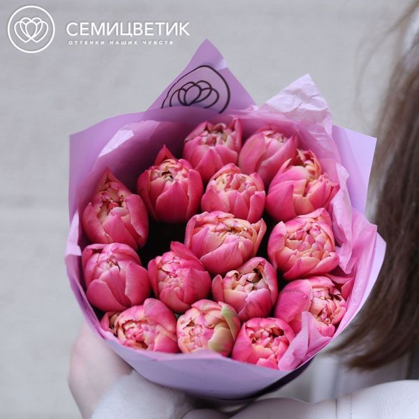 Букет из 15 розовых пионовидных тюльпанов в сиреневой пленке