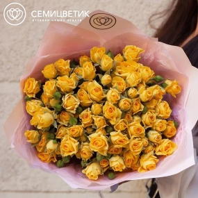 Букет из 19 желтых кустовых роз 40 см (Кения) в розовой пленке
