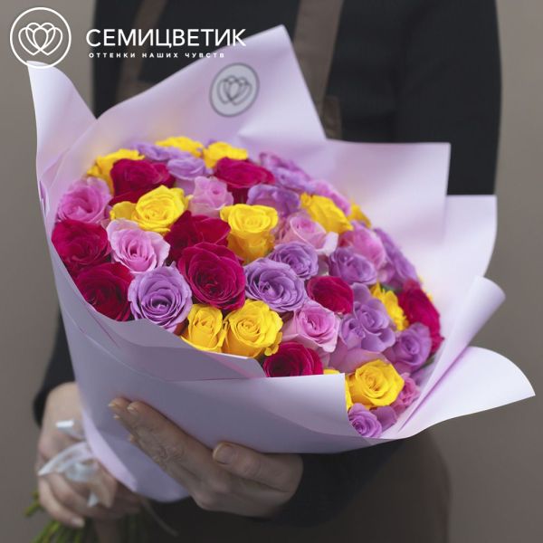 Букет из 51 розы 35-40 см микс (Кения) в розовой пленке