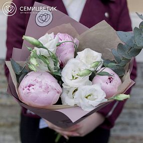 Букет из 3 пионов, 2 лизиантусов и эвкалипта в розовой пленке