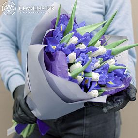 Букет из 15 синих ирисов и 20 белых тюльпанов 40 см