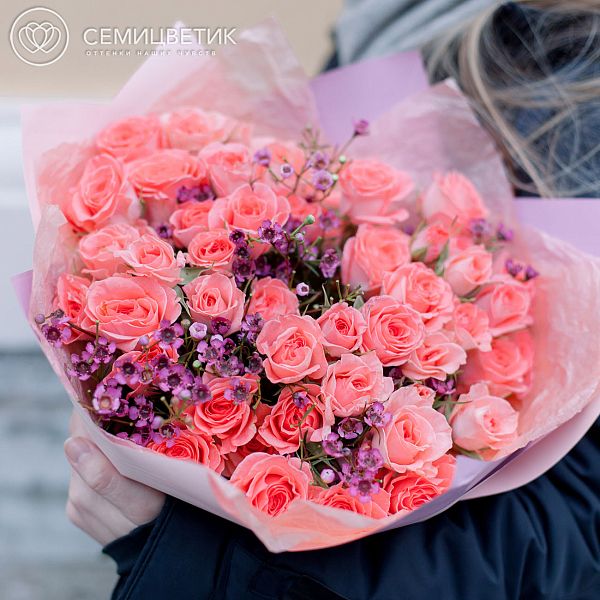 Букет из 15 розовых кустовых роз (Эквадор) и 3 ваксфлауэра