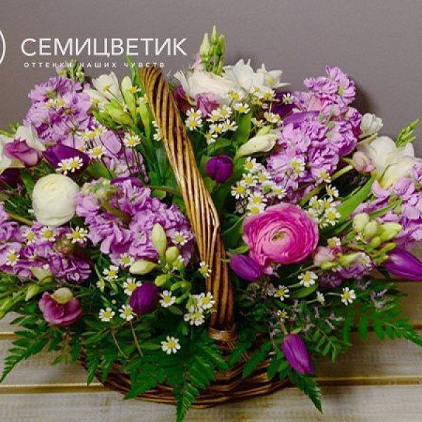 Композиция из тюльпанов, фрезии и ранункулюса в корзине