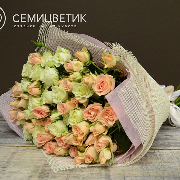 Букет из 25 белых и кремовых кустовых роз 40 см (Кения)