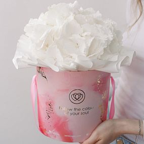 Букет в розовой шляпной коробке Amour Mini из 3 белых гортензий