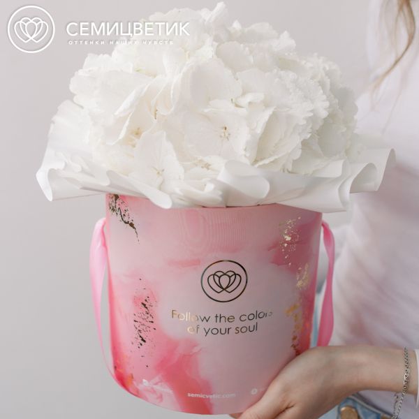 Букет в розовой шляпной коробке Amour Mini из 3 белых гортензий