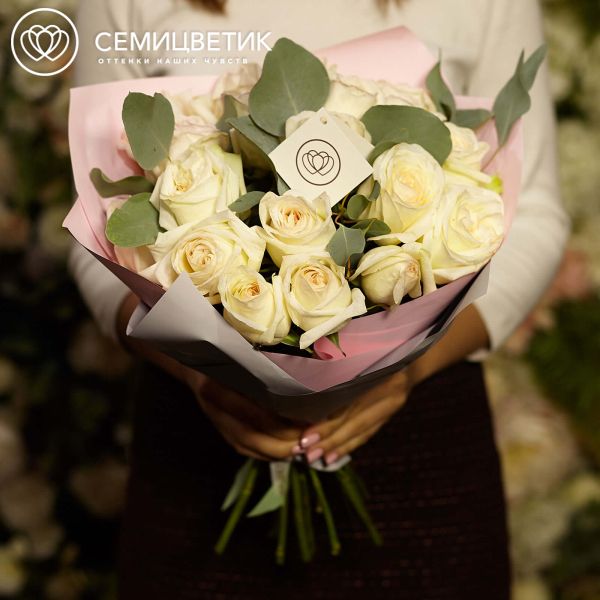 Букет из 19 пионовидных роз White O'Hara 40 см с зеленью
