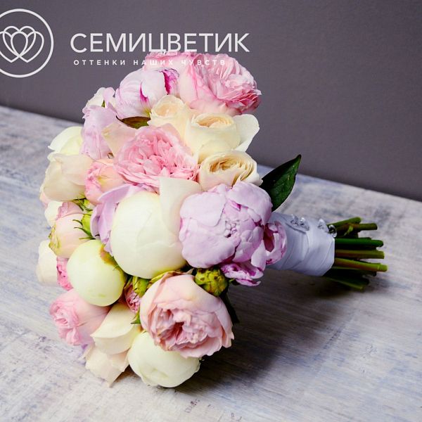 Свадебный букет из пионов, пионовидных кустовых роз