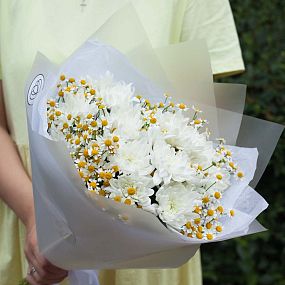 Букет из матрикарии и хризантем
