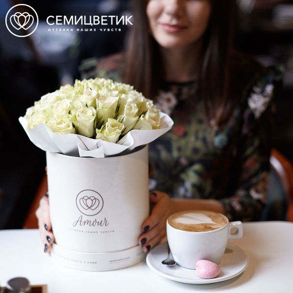 Букет в белой шляпной коробке Amour Mini из 35 белых роз (Кения)