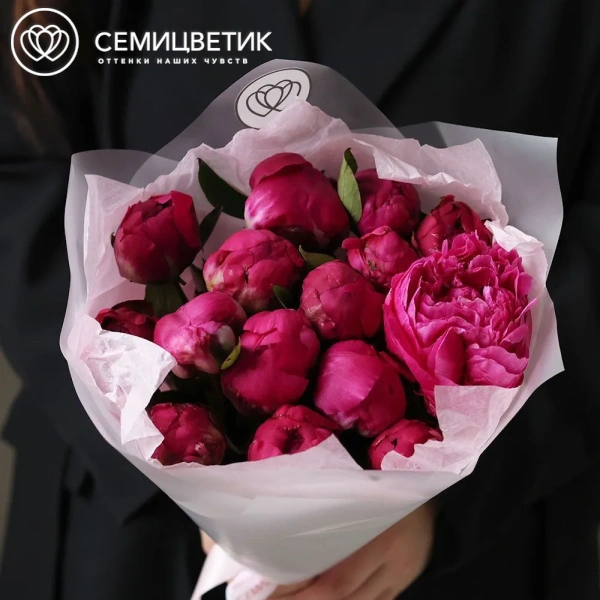 Букет из 15 ярко-розовых пионов Red Sarah Bernhardt Standart Plus в розовой упаковке