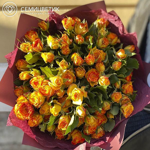 Букет из 15 желтых с оранжевой каймой кустовых роз 40 см